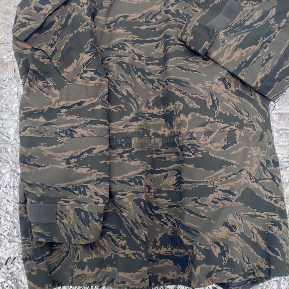 See video NUC USAF Tiger Stripe Parka/Shell Sz Large 8415-01-547-3536 - Picture 10 of 11